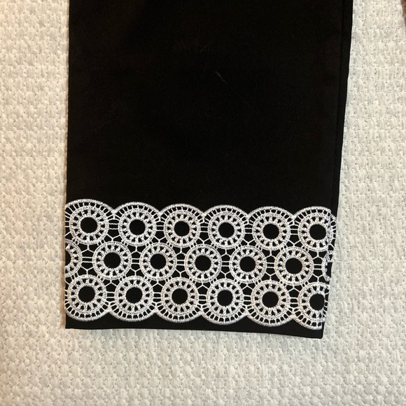 Chico’s Perfect Stretch Josie Slim Crop Pants with Embroidered Hem Suze 1.5 New - Picture 3 of 4